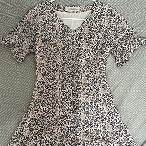 FLORAL MIDI DRESS WITH RUFFLE SLEEVES! Brand: CALLED TO SERVE